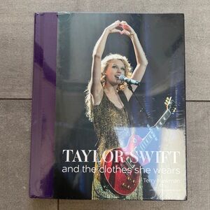 NWT Taylor Swift and the Clothes She Wears Book by Terry Newman
